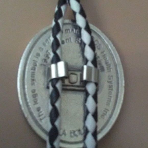 VINTAGE BOLO TIE W/ BLACK & WHITE BRAID SILVER TONE (1997) SYMBOL PCS HEALTH SYS - Picture 5 of 5